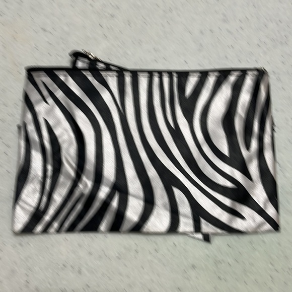 2 New Cosmetic Bags - Picture 2 of 3